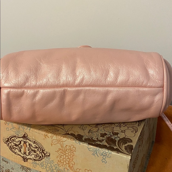 Soft Pink Women's Leather Top-Handle Bag, purse looks new except under flap - Picture 5 of 12